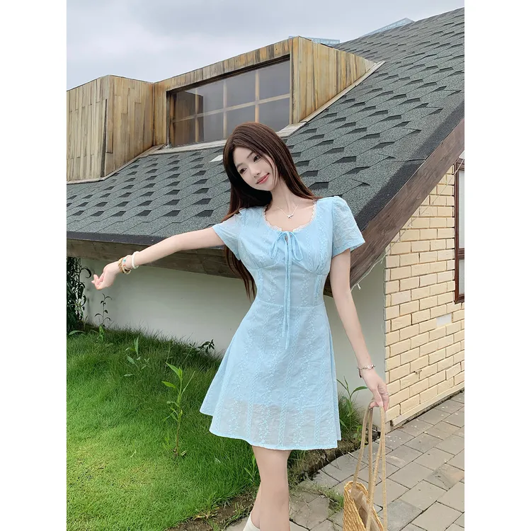 2025年夏季柔蓝一水韩系高智感法式蕾丝拼接假两件气质收腰连衣裙
