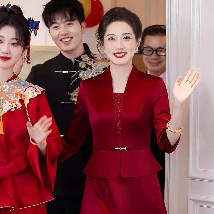 十月喜婆婆妈妈装2025新款爆款婚宴敬酒服新娘订婚礼服红色连衣裙