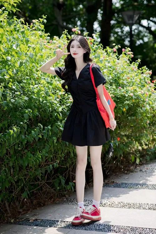 「夏日浪漫」韩系V领泡泡袖短款连衣裙气质2025夏季新款黑色花苞裙