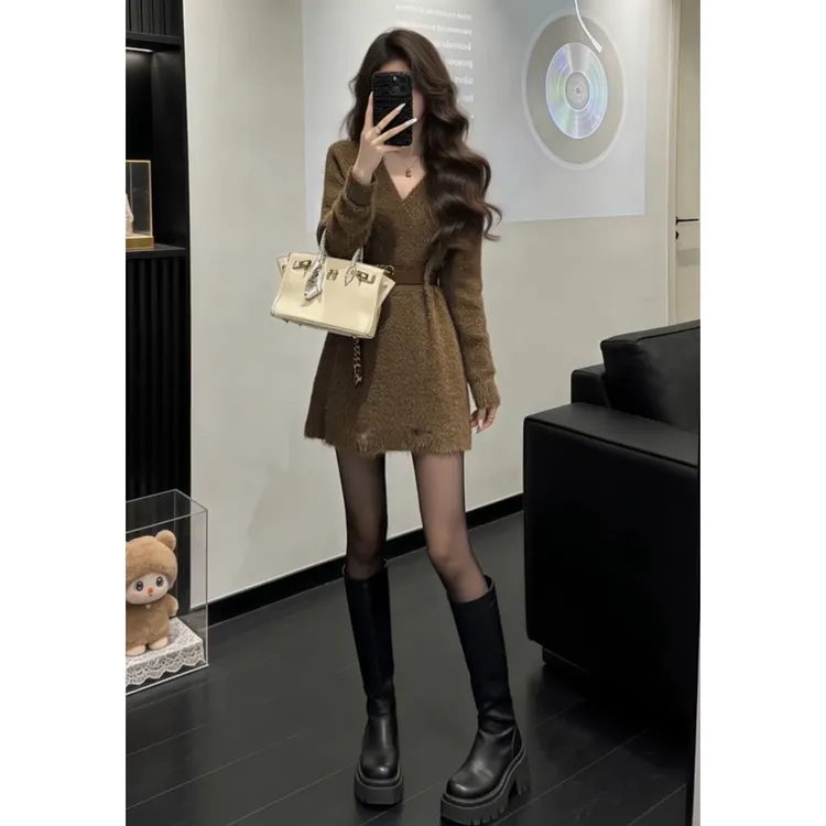美拉德复古咖色v领针织连衣裙女冬季新款小个子气质收腰显瘦短裙