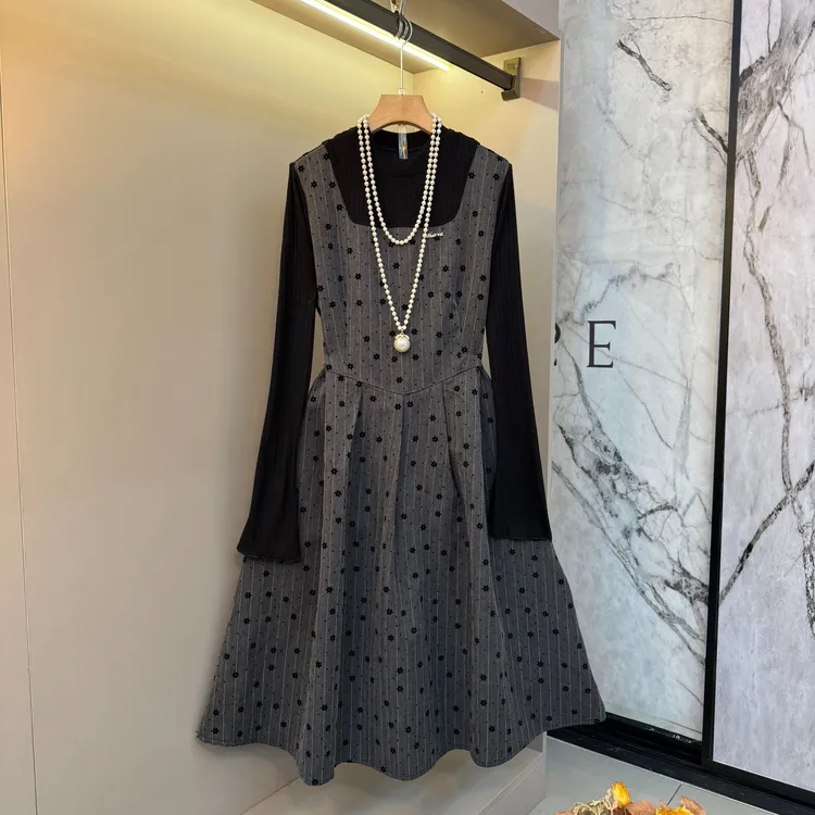 2026气质简约大气设计感轻熟法式假两件洋气轻奢大码波点连衣裙