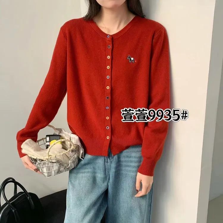 9935新年款圆领针织开衫小马刺绣彩色毛衣（衣长56左右）