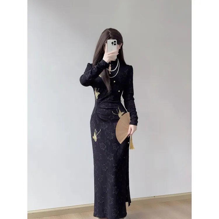 超好看的早秋连衣裙2025年新款气质修身刺绣黑色可以上班穿的旗袍