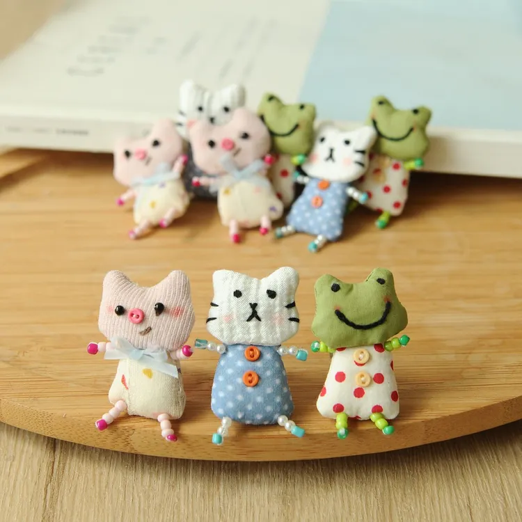 【进账】粉色小猪小青蛙小猫布艺胸针小清新可爱服装配饰个人用品