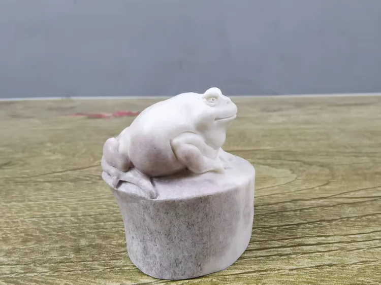 鹿角雕刻肥蟾蜍手把件精工