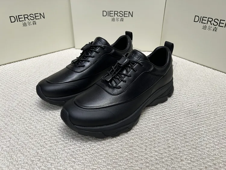 2025秋冬男款防滑加绒百搭防脏时尚休闲鞋