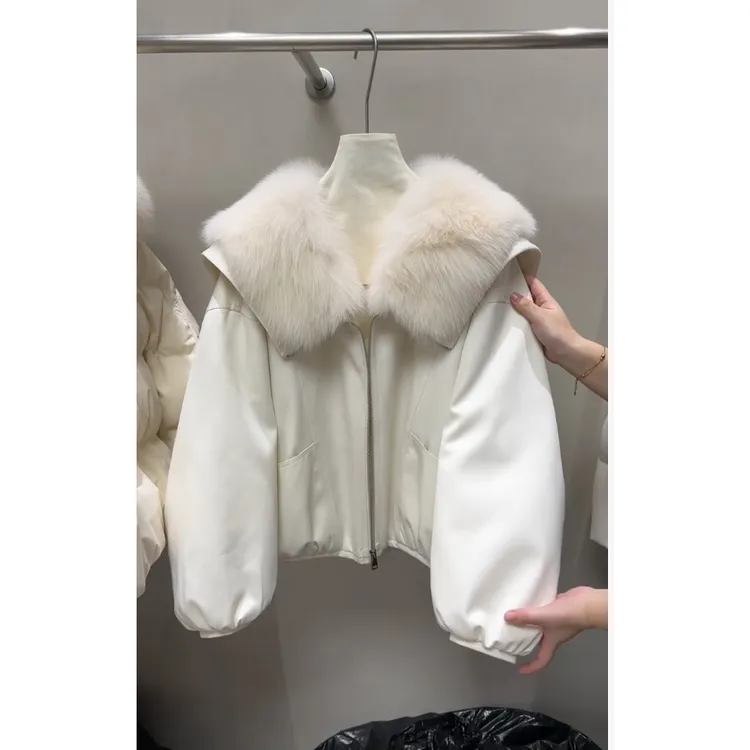 2025冬季时尚高级感毛绒翻领保暖白色羽绒服女短款保暖宽松外套