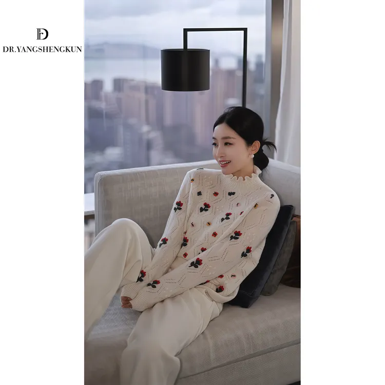 杨圣坤2025新品100%山羊绒法式纯手工钩花木耳领针织衫S82592504