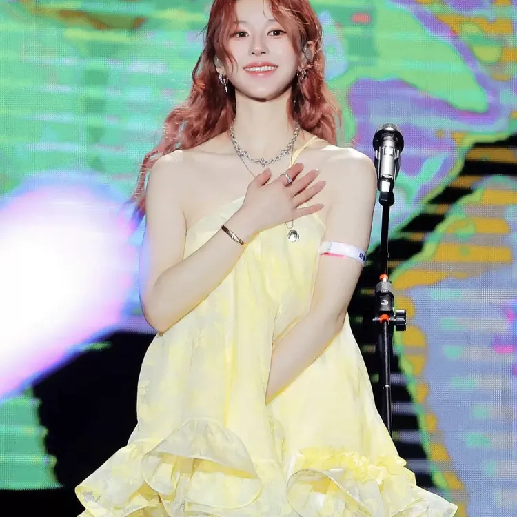 赵露思音乐节穿搭黄色斜肩吊带连衣裙子小个子设计感海边度假风