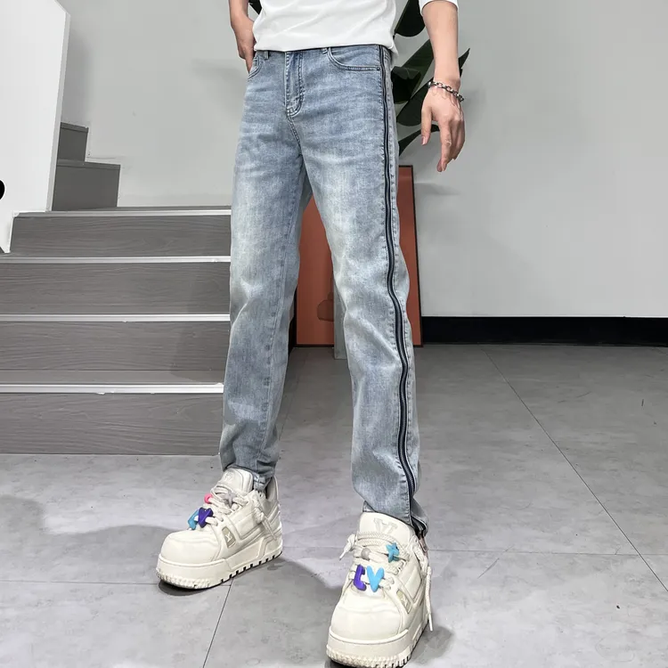 2025夏季新款重工侧边拉链水洗浅蓝色潮流休闲设计款小脚男牛仔裤