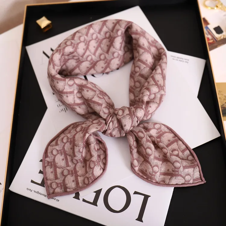 新品高级皮粉色经典D字母双面印花丝毛65方巾秋冬保暖棉柔围巾