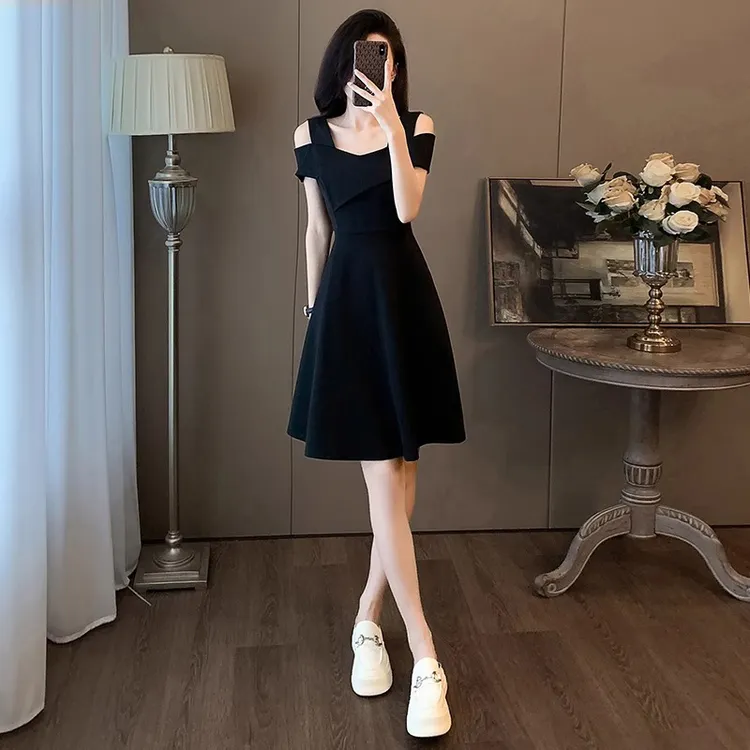 赫本风连衣裙女夏季新款高级感小个子收腰显瘦藏肉露肩吊带小黑裙