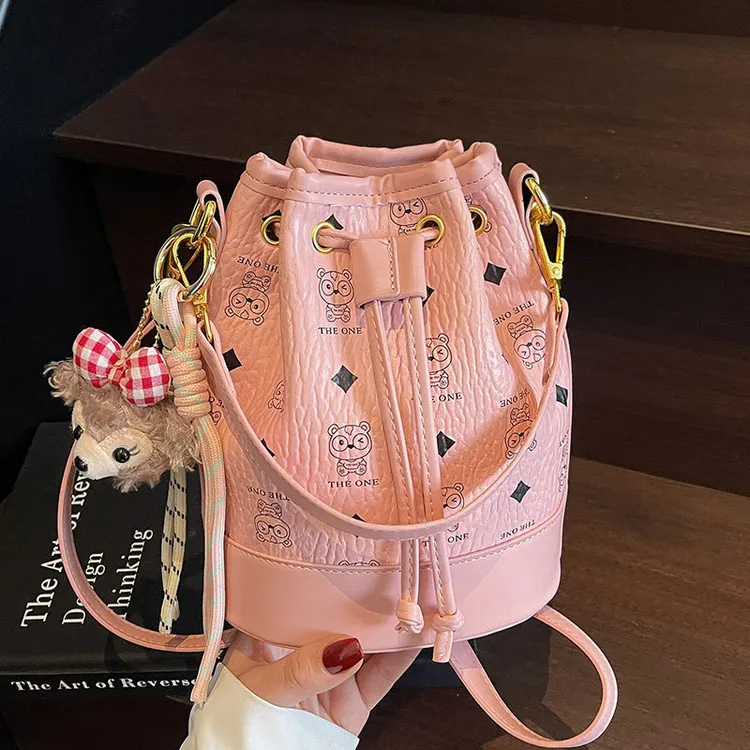 路遥女包夏天潮流小众设计韩系气质轻奢抽绳水桶包女上班包包女款