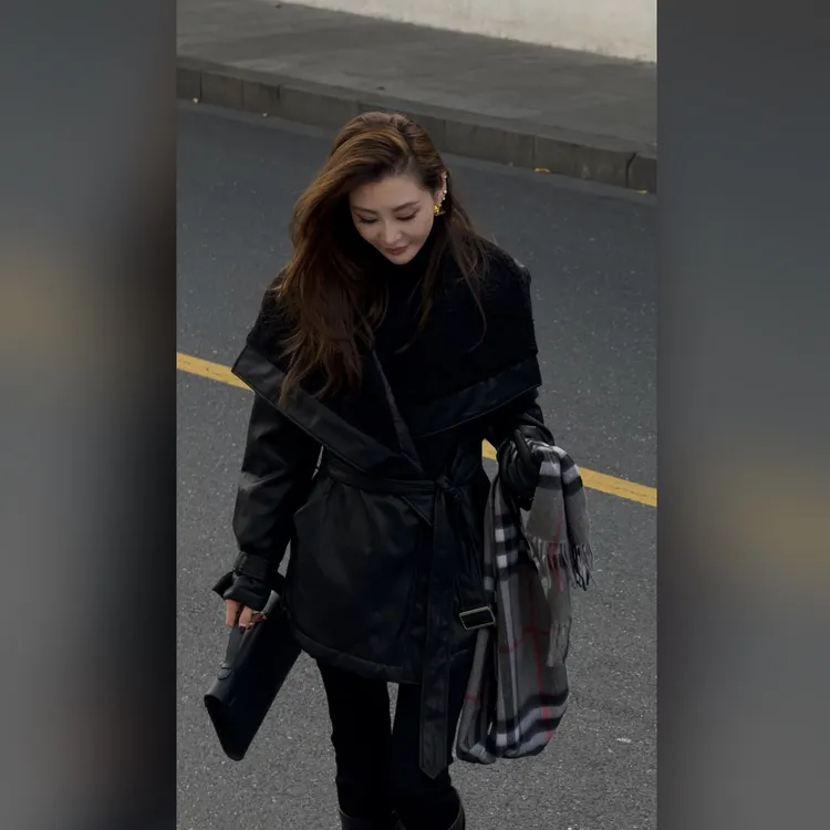 KIKI【冬日街灯】冬季保暖高级感外套大气翻领羽绒外套25W81