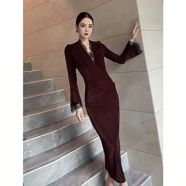 性感蕾丝拼接V领连衣裙女早秋新款高级感收腰显瘦长裙开叉包裙子