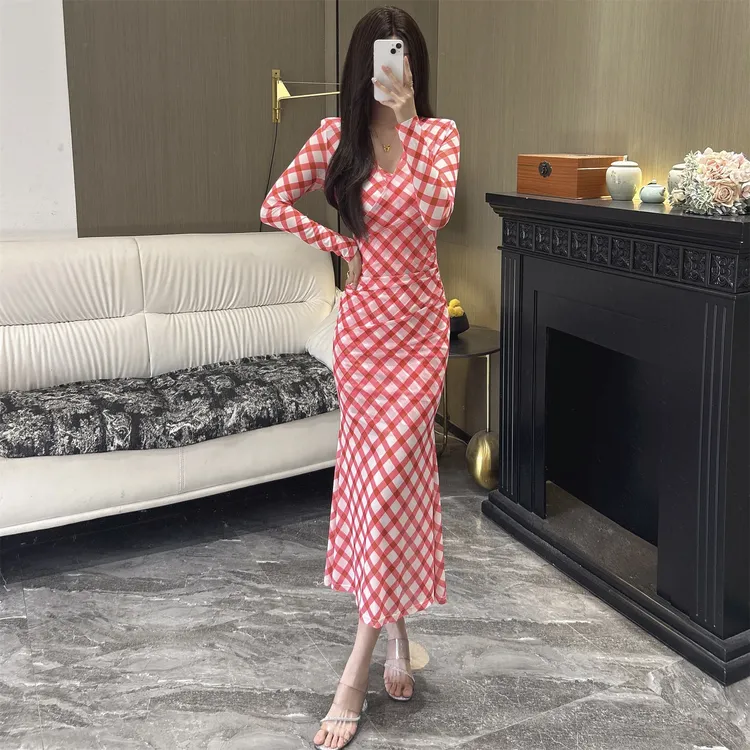 气质女人味轻奢V领长袖网纹粉格显瘦包身修身时尚百搭鱼尾连衣裙