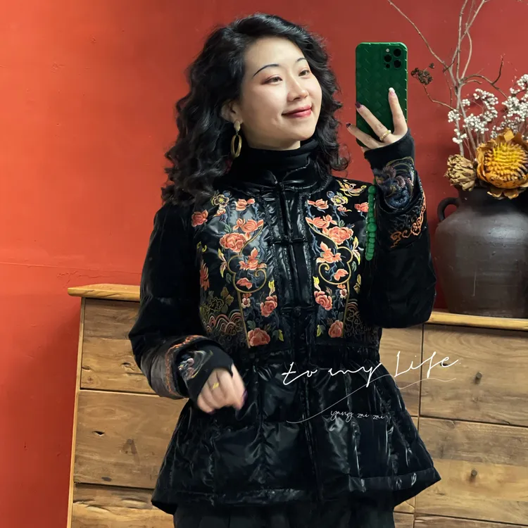 羊在在【吉星高照】民族风冬款侧边口袋刺绣亮面羽绒服外套女XL1138