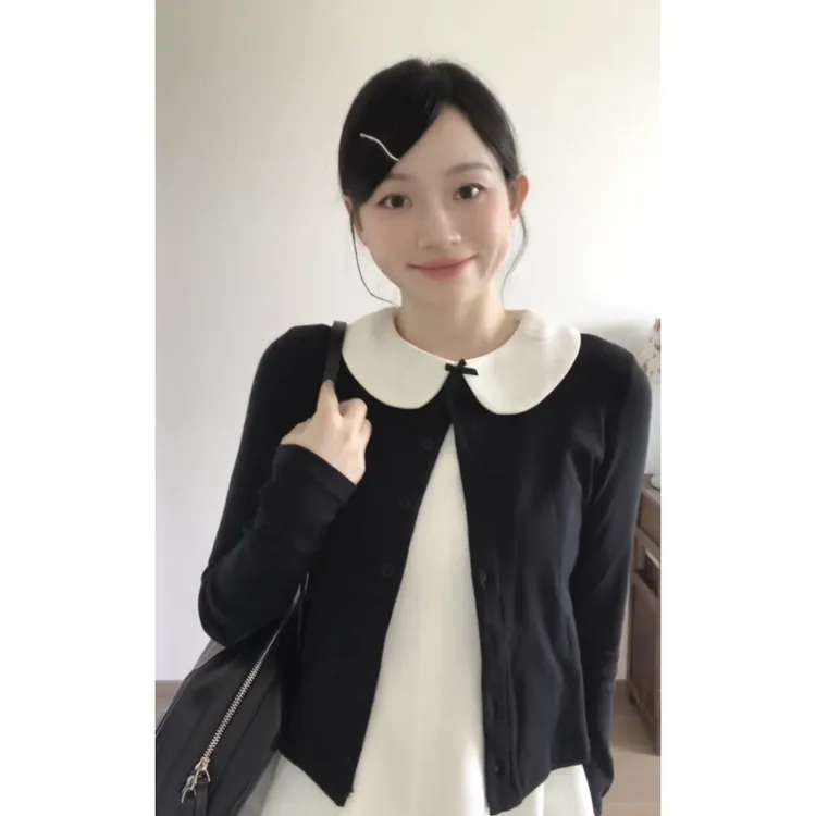 2025年法式气质白色娃娃领吊带背心搭配黑色薄款针织外套两件套女