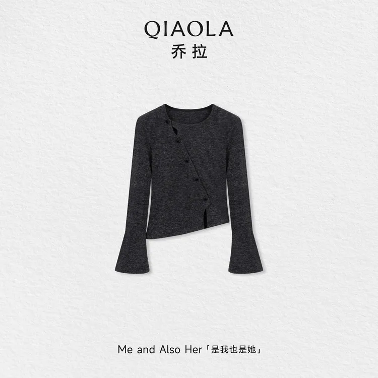 QIAOLA/乔拉【午夜倩影】秋冬坑条针织不对称设计百搭纽扣时尚上衣