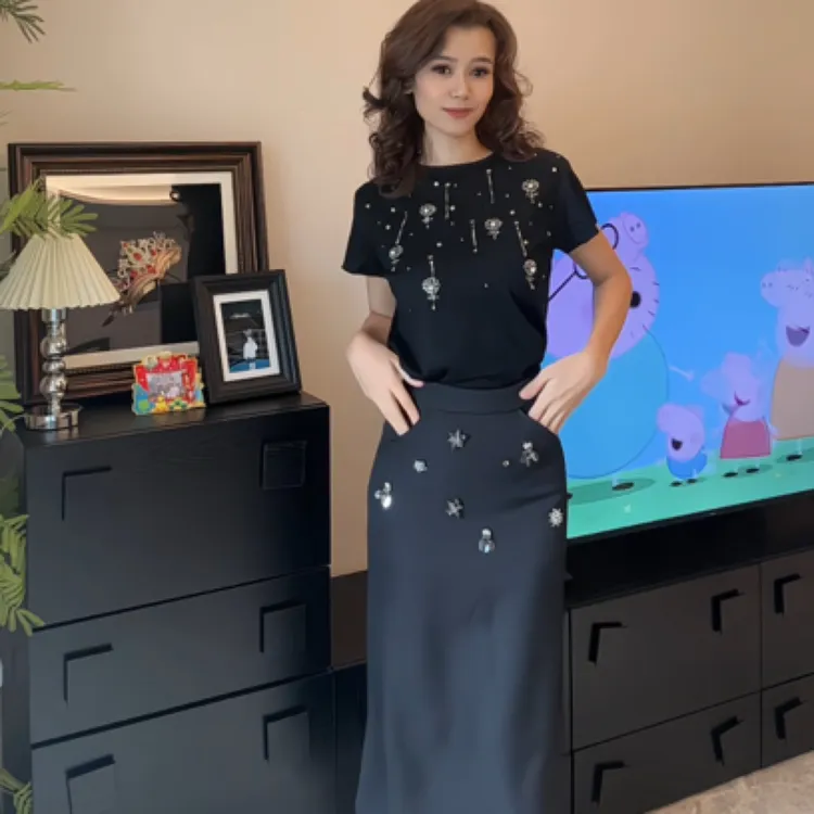 （达）节日款黑色重工手工钉珠上衣+蕾丝边半身裙套装