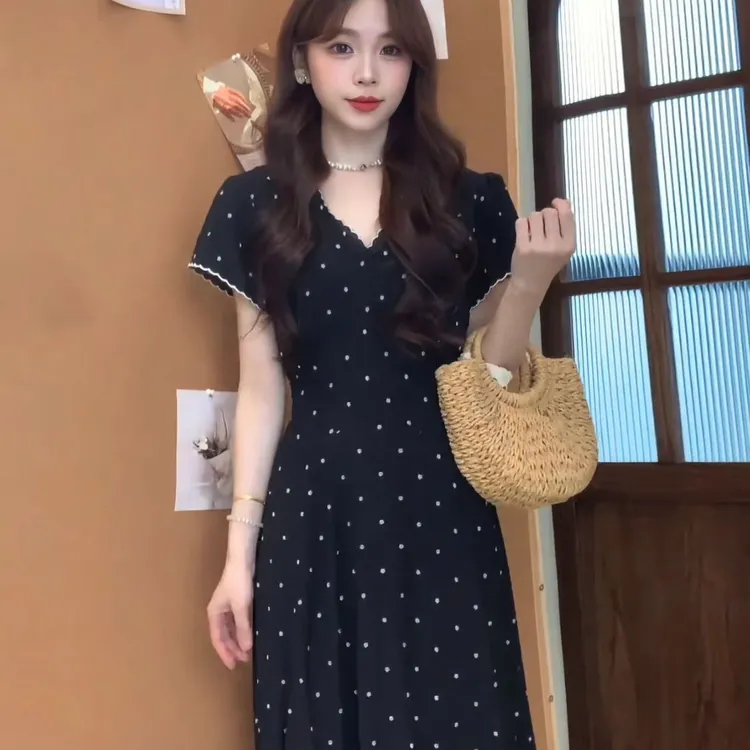 大码夏日巨好看黑色碎花刺绣v领连衣裙新款温柔风气质遮肚子长裙