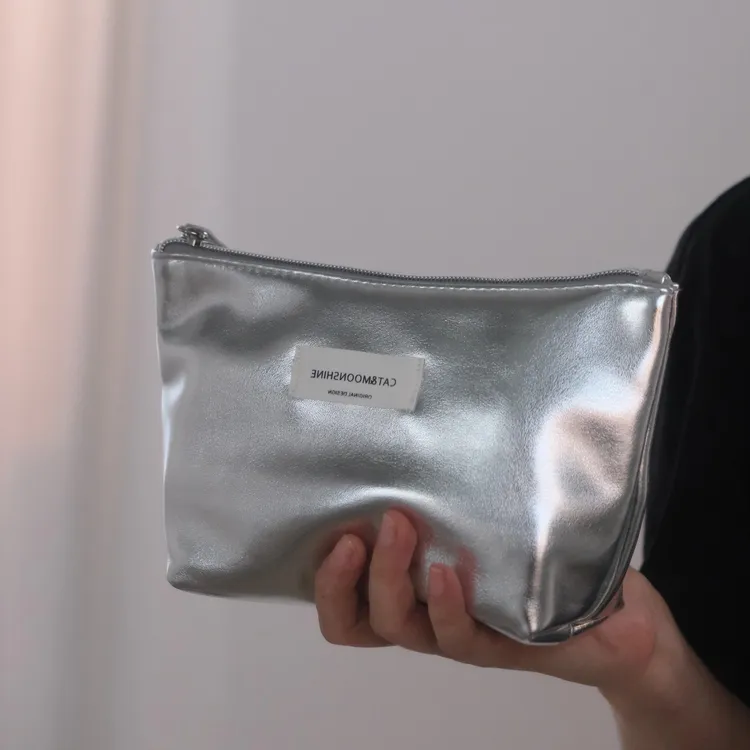 洋气小众高级感银色化妆包收纳包大容量便携洗漱包整理袋内胆小包
