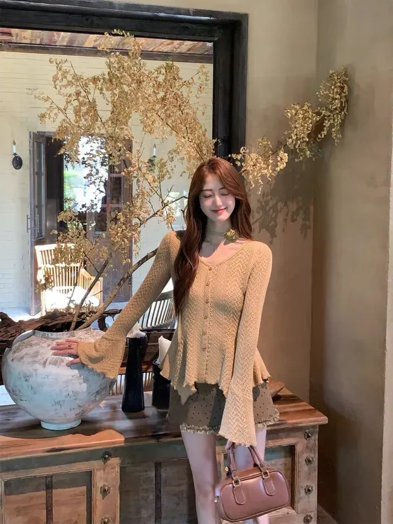 2025早秋新款法式v领喇叭袖纯欲风镂空针织衫独特超好看别致上衣