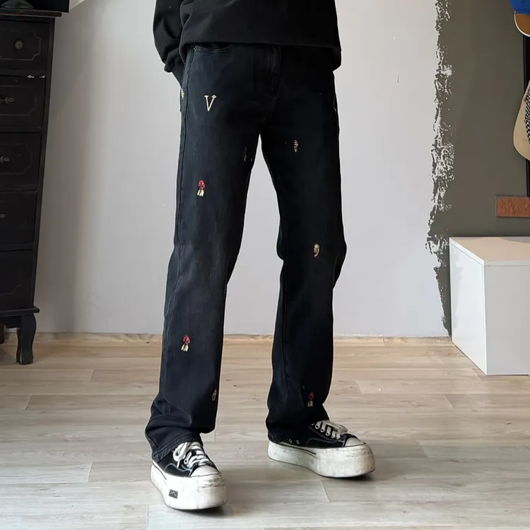 黑色刺绣直筒2025秋冬男士新款做旧卡通牛仔裤百搭裤子潮时尚高级