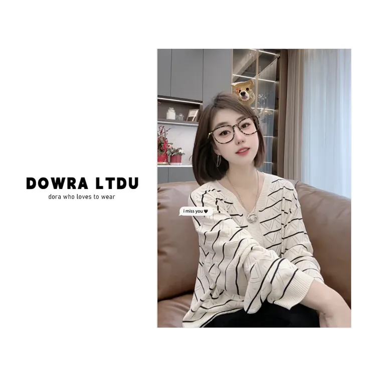 朵拉【北雅素致】2025年春季新款V领条纹镂空套头百搭针织102-25052