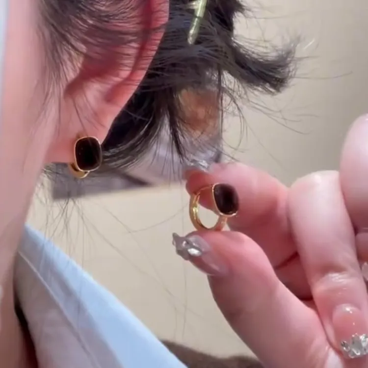 合金耳饰 咖色耳钉2025新款港风复古耳环小众轻奢高级感气质耳饰