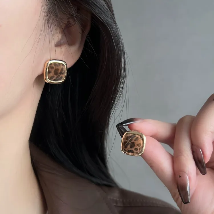 铜合金耳饰 复古豹纹方块耳钉女轻奢小众高级感气质耳环百搭耳饰