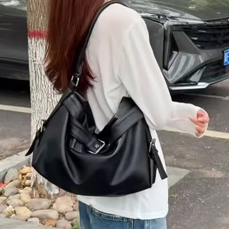松弛感大容量时尚单肩斜挎包女2025新款高级感百搭辣妹机车托特包
