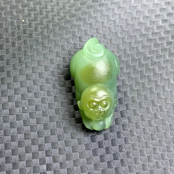 和田玉碧玉细肉带糖色灵猴吊坠