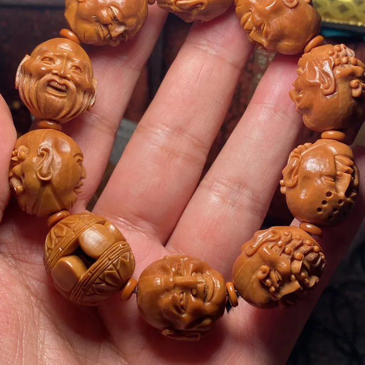 苏工核雕纯手工，铁核老苏工全刀工，十八罗汉短圆老树老桩，尺寸2。1