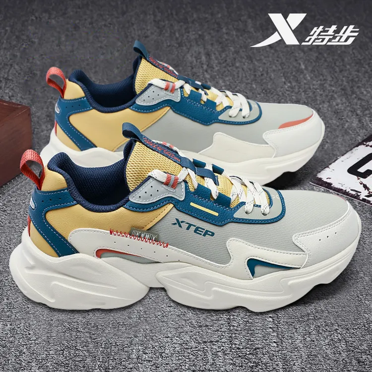 特步男鞋运动鞋2025冬季新款皮面防水鞋子男青少年防滑跑步鞋男款