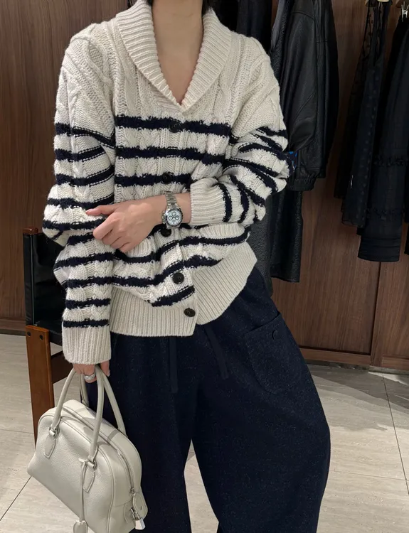 【北欧条纹毛衣】青果领立体绞花口袋排扣毛衣外套  J25MY638