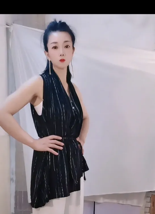 2025新版显瘦修身简约风条纹挂脖上衣女装夏季时尚
