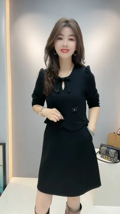 秋冬季纯色时尚洋气百搭新款时髦减龄气质显瘦立体花连体裙连衣裙