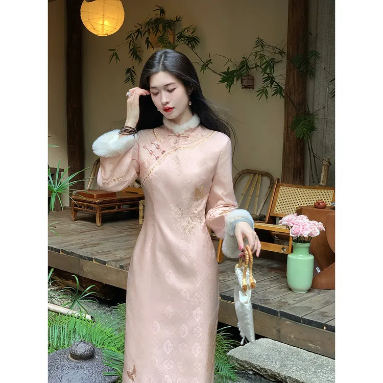 凌茜恣禾【锦月】国风新中式蝴蝶缎面连衣裙冬季保暖气质改良旗袍裙