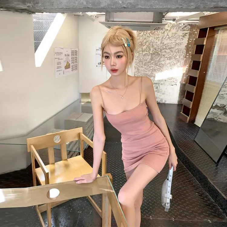 法式纯欲吊带连衣裙女装夏季粉色辣妹气质紧身性感显瘦包臀短裙子