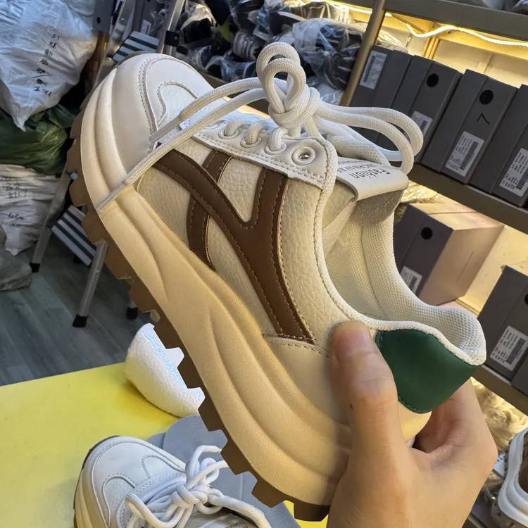 厂家直销时尚休闲鞋老爹鞋鞋子时尚系带透气压花皮减震小众