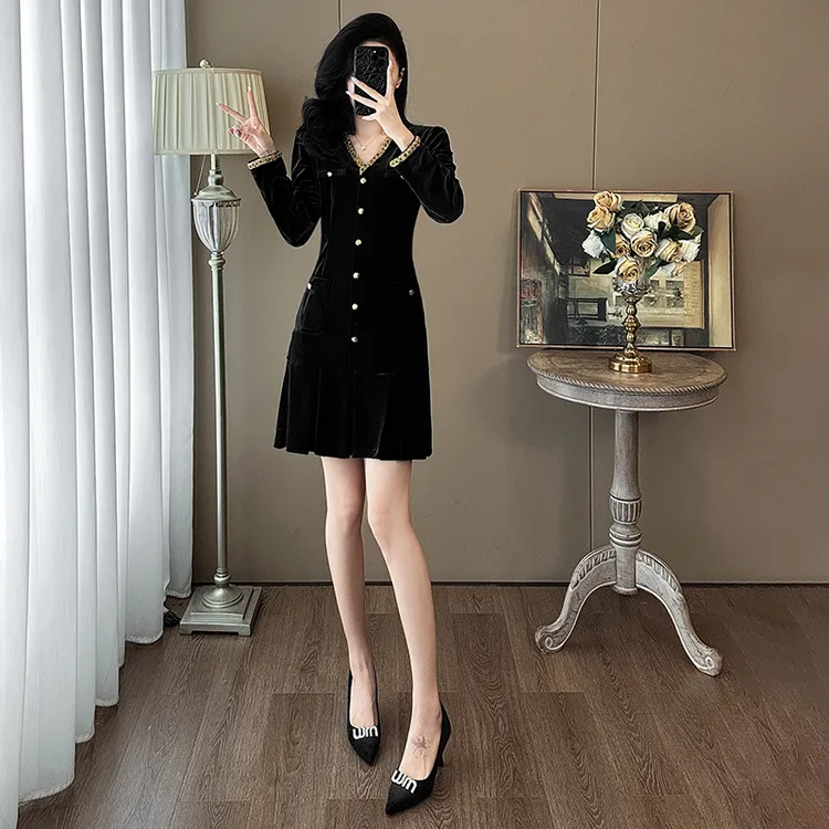 秋季长袖法式赫本风小黑裙女高端轻奢御姐丝绒小香风连衣裙高级感
