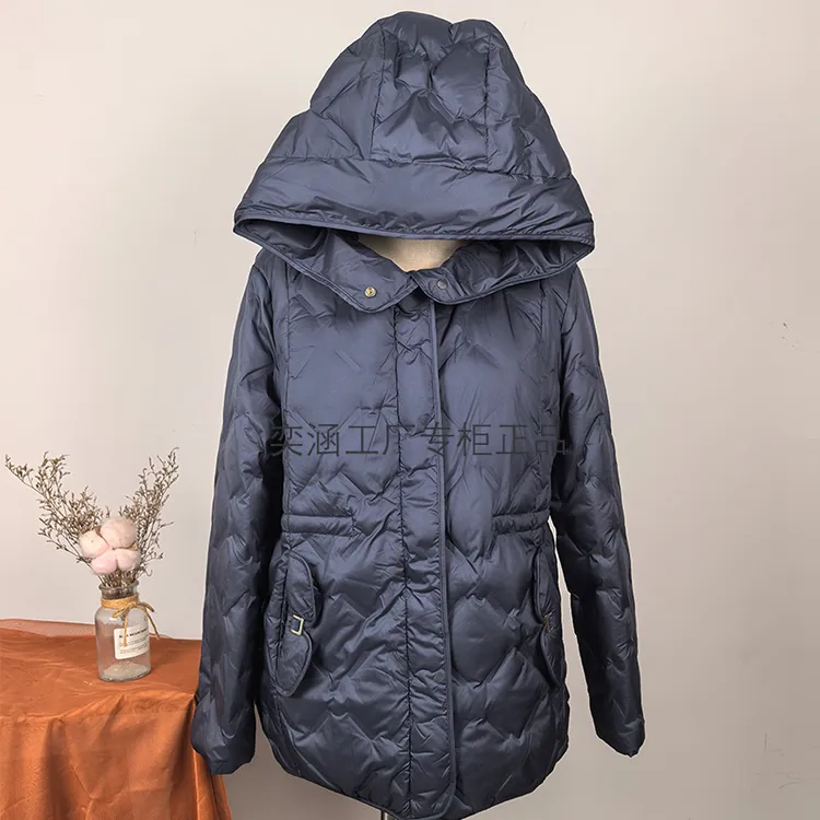 奕涵淏570冬女80羽绒服厚外套修身不对称压花深蓝巴恩风中长连帽