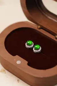 九传翠宝 天然A货翡翠蛋面耳钉18K金镶危地马拉