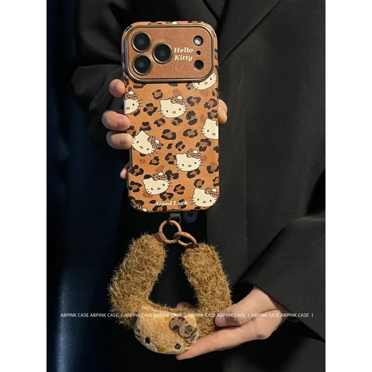 棕色大视窗皮纹KT猫毛绒手腕带适用iPhone17ProMax苹果16手机壳15