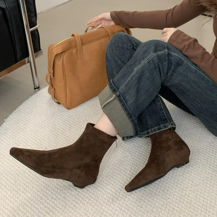 2025秋冬新款法式复古简约后拉链低跟短筒靴女绒面气质百搭
