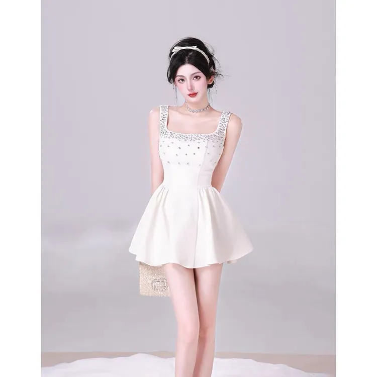 法式设计感镶钻白色连衣裙2025新款甜辣氛围高腰紧身露肩短款裙子