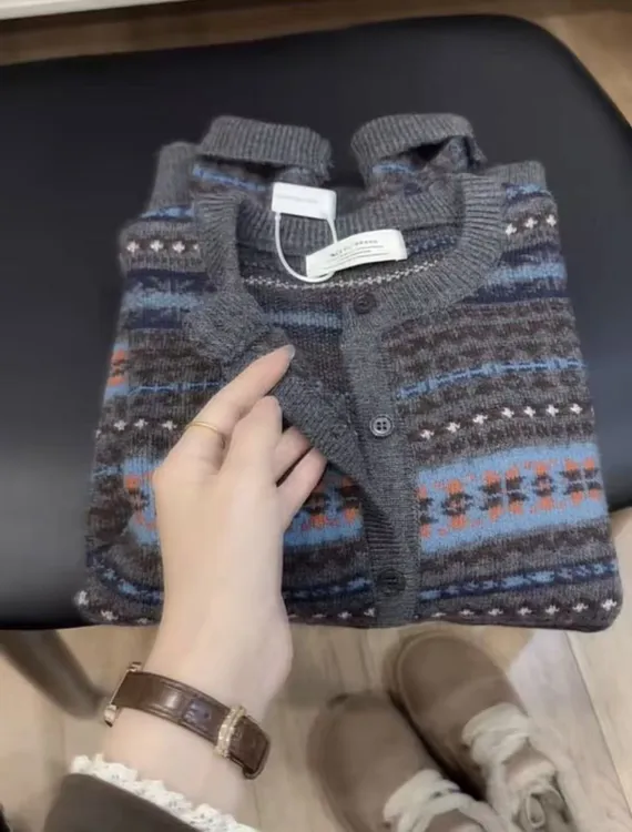 七言家巨好看！新品# 深灰蓝复古提花软糯毛衣开衫125@