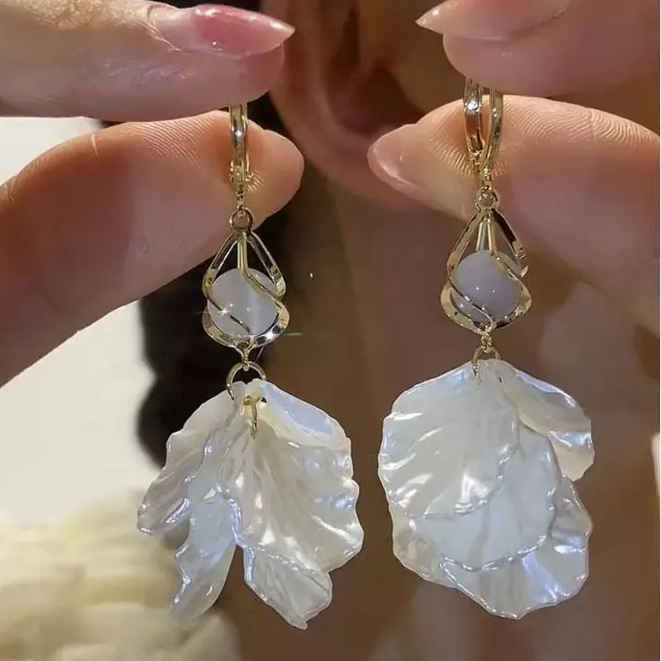 925银耳饰高级感轻奢小众设计猫眼石耳环超仙白色花瓣气质耳坠