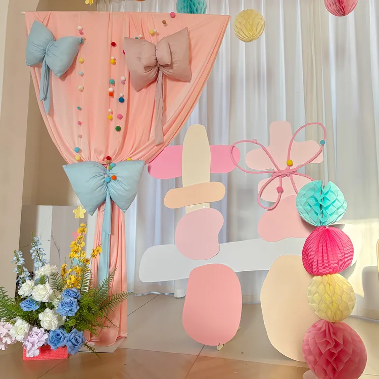 婚房氛围创意布置多巴胺抱枕蝴蝶结布幔晨袍拍照背景床头卧室装饰